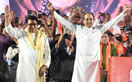 Raj Thackeray and Uddhav at Shivaji Park on Sunday. Pic/Rane Ashish