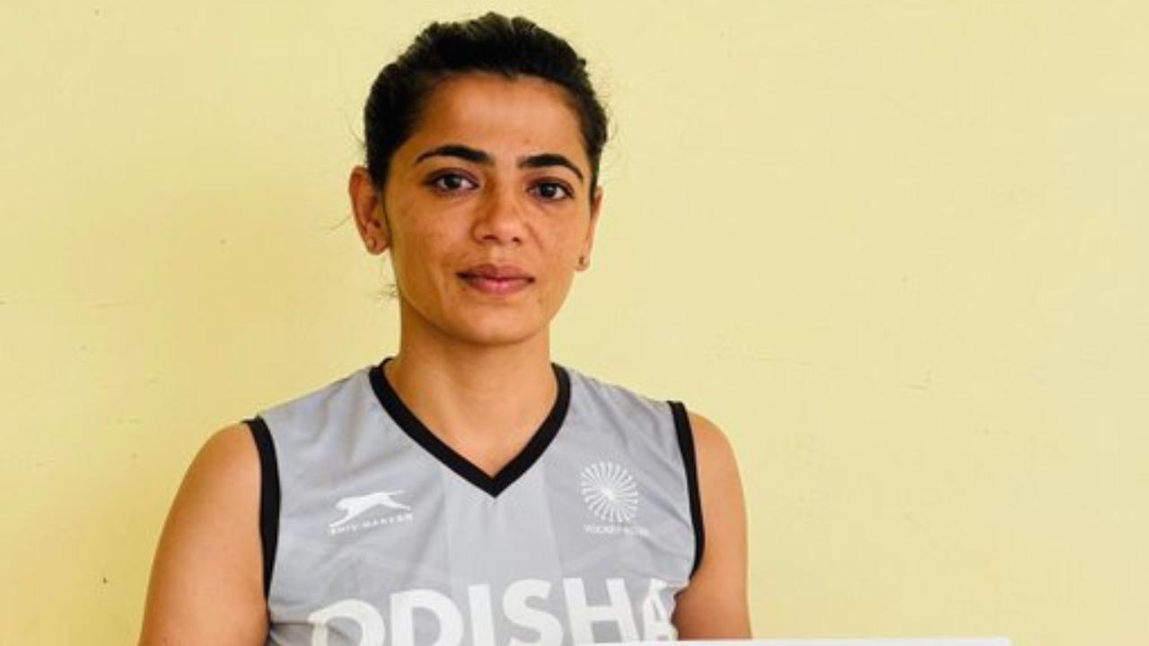 <p><strong>Padma Shri</strong></p>
<p><strong>Savita Punia</strong></p>
<p>Attracted attention with her exceptional performance while guarding India`s goalpost during the team`s historic fourth-place finish at the Tokyo Olympics in 2021, which gave women`s hockey in the country fresh impetus. Known as "The Wall" in the Indian hockey fraternity, won three consecutive FIH Goalkeeper of the Year awards (2021-2023), and secured a gold medal at the 2017 Asia Cup <em><strong>(Pic: X/<span class="css-1jxf684 r-bcqeeo r-1ttztb7 r-qvutc0 r-poiln3">@savitahockey)</span></strong></em></p>