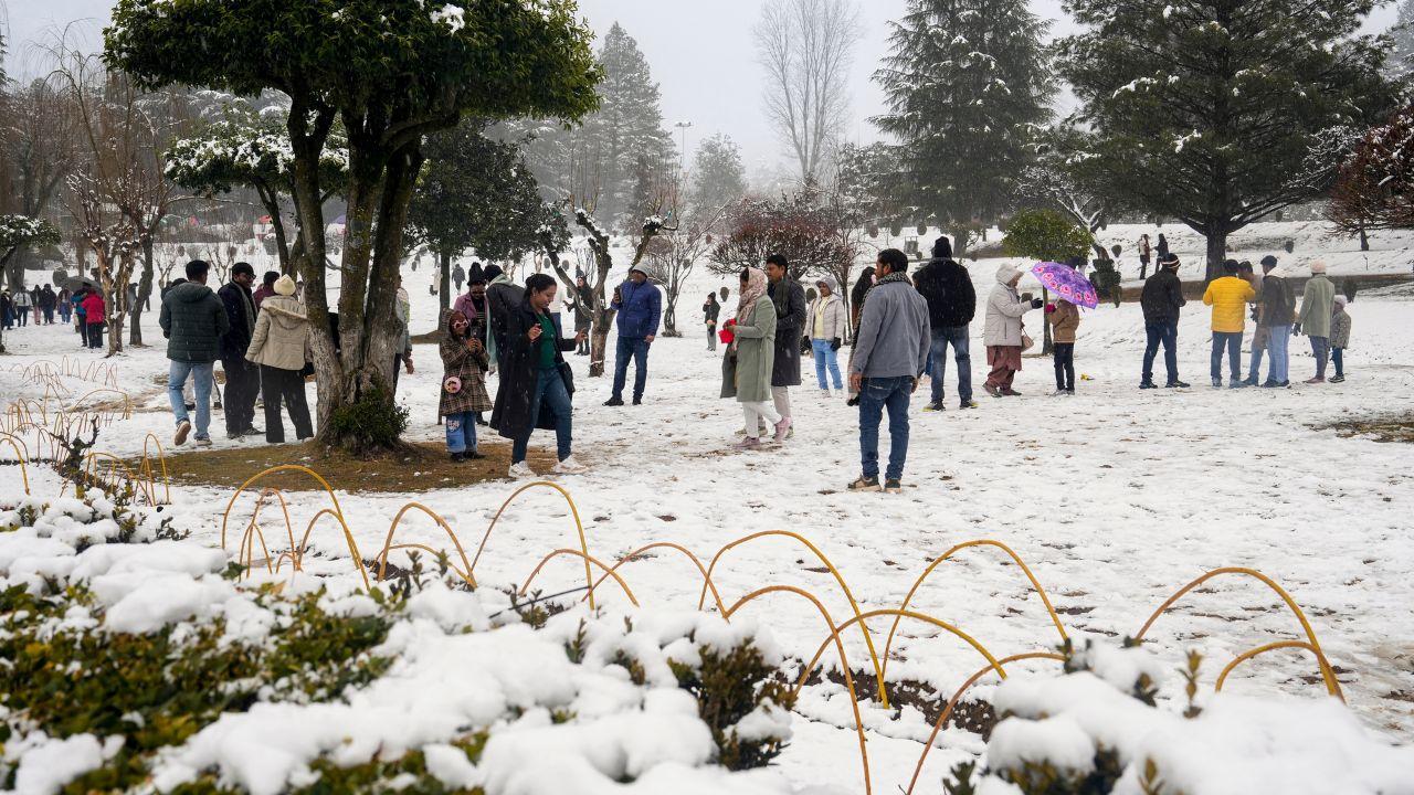 The plains of the valley, including Srinagar, recorded light to moderate snow, while the higher reaches received moderate to heavy falls