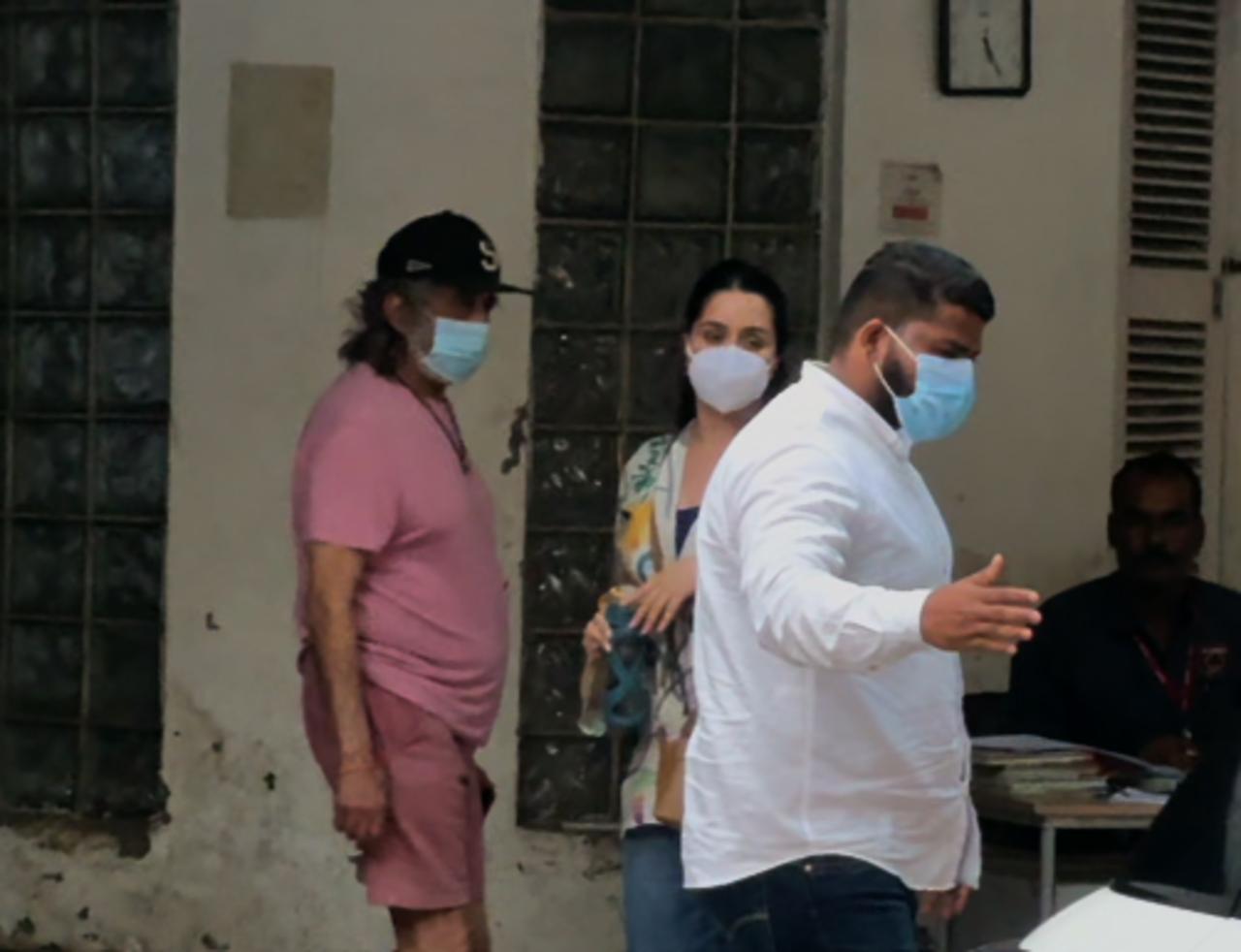 <p>Shraddha Kapoor and Shakti Kapoor were papped at a hospital in Juhu as they tried to dodge the cameras.</p>