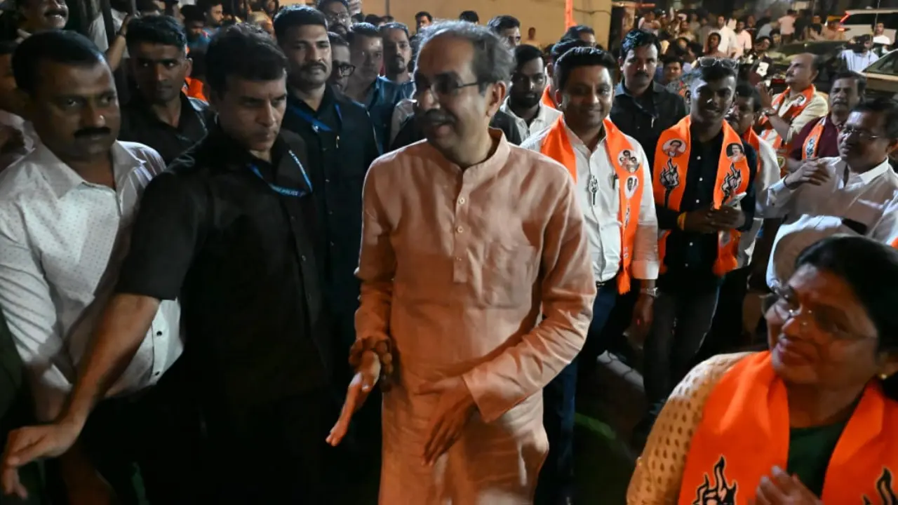 <p>He interacted with party workers and local residents</p>