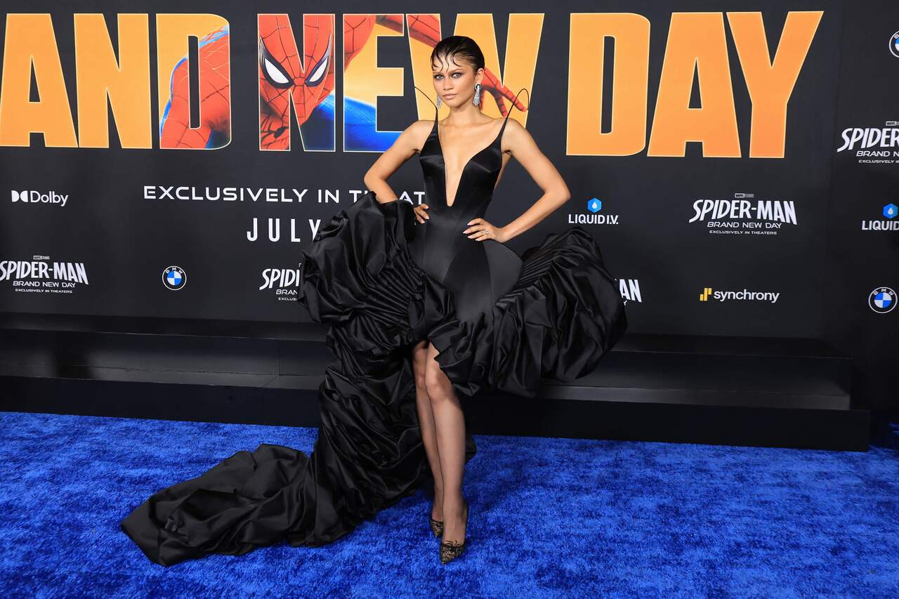 Zendaya made a dramatic fashion statement in a custom Ashi Studio creation from the FW27 Couture Collection. The black satin corset featured striking antennae-inspired detailing, while sweeping pleats flowed into an architectural train.