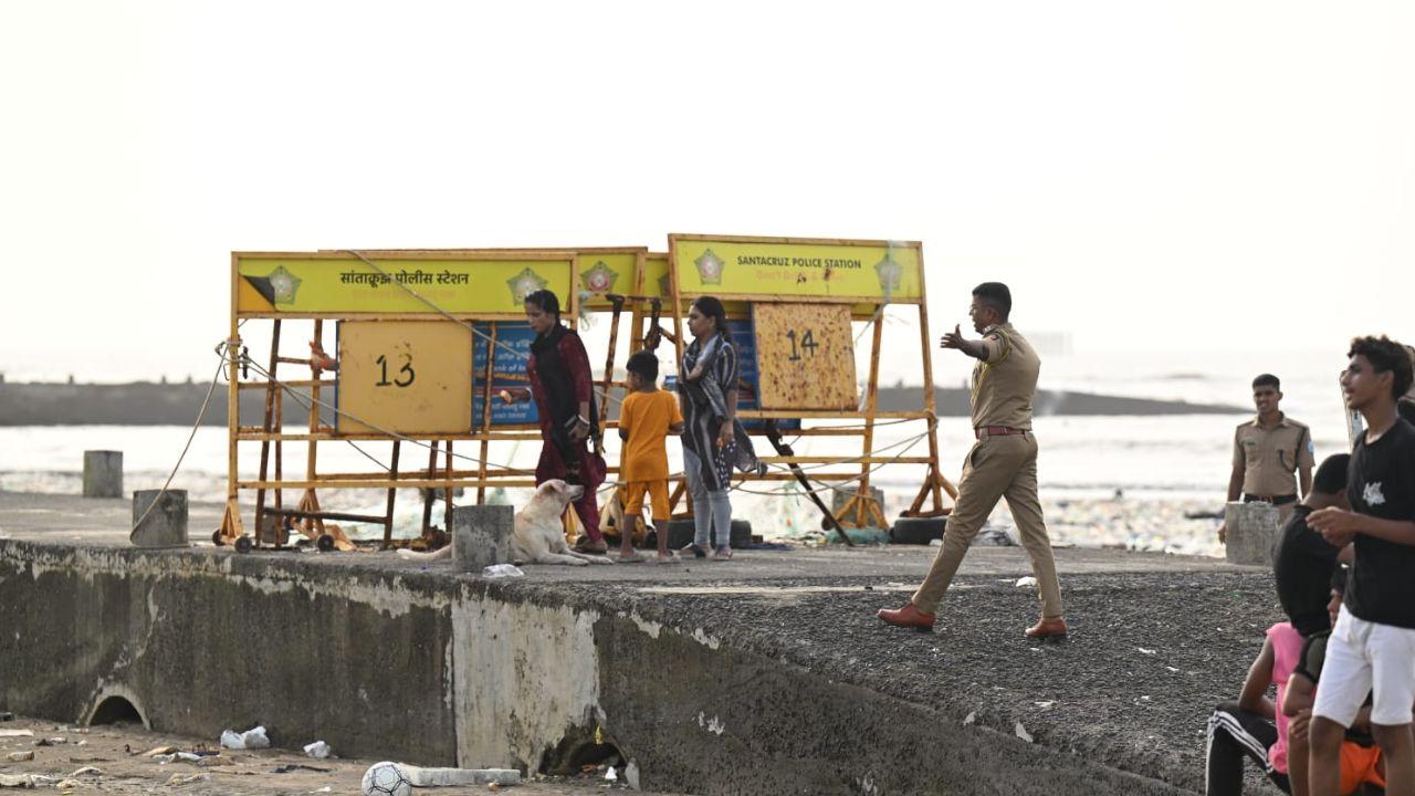 Despite IMD's light rain warning, police officials, in view of public safety, urge visitors and players to move away from the shoreline at Juhu Koliwada