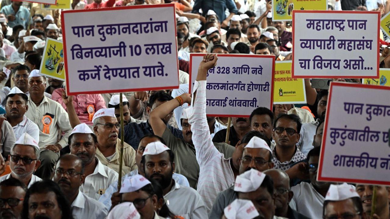 Pan vendors at Azad Maidan protest against the alleged misuse of Section 328 of the IPC and the Maharashtra Control of Organised Crime Act (MCOCA) against small traders