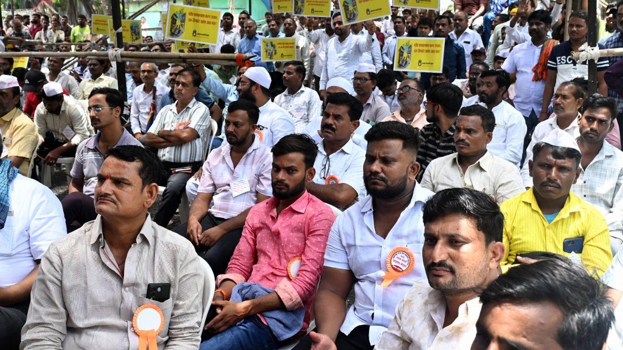 Protesters urged the Maharashtra government to adopt a uniform national policy if certain products are to be prohibited instead of targeting traders only within the state