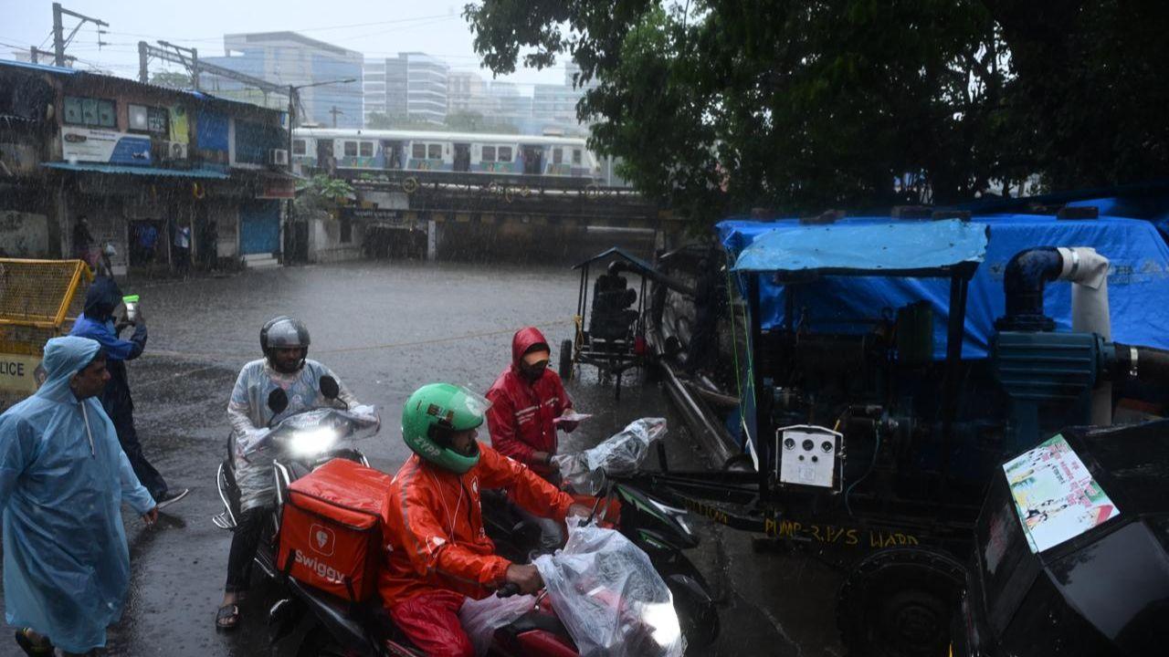 The closure of the waterlogged Andheri subway brought traffic between Andheri East and Andheri West to a crawl, with vehicles backed up on key approach roads and commuters experiencing lengthy delays