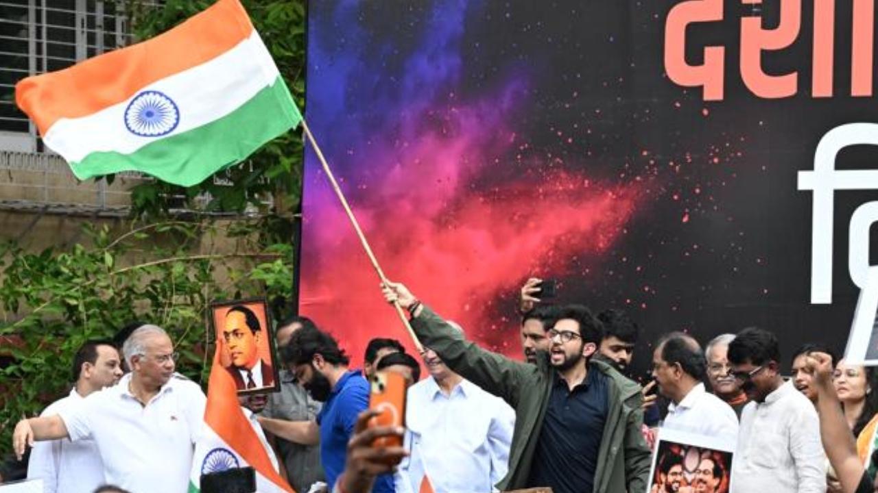 Aaditya Thackeray said the resignation of Pradhan had brought happiness to many people across the country. Pic/Atul Kamble