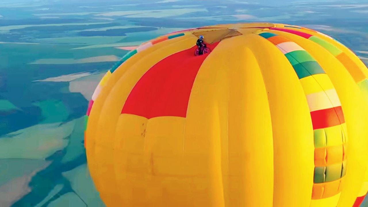 Aussie biker rides across air balloon, skydives The stunt was performed at a height of more than 3280 feet. PICS COURTESY/Elias Schwarzler