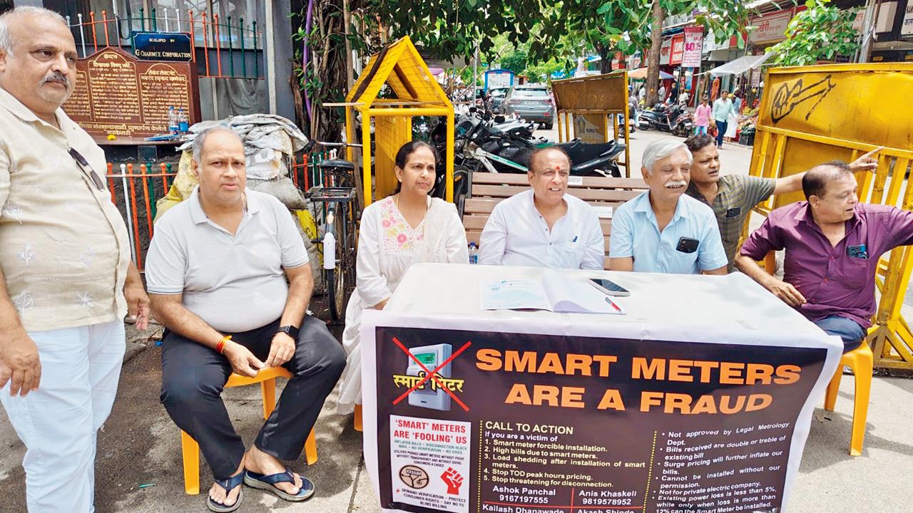 An awareness booth in Vile Parle East during a smart meter awareness drive organised across nine locations in the MMR on Sunday. Pics/By Special Arrangement