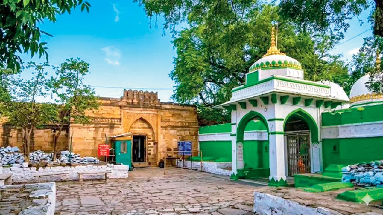 SC allows Friday namaz near Bhojshala, restricts ASI changes