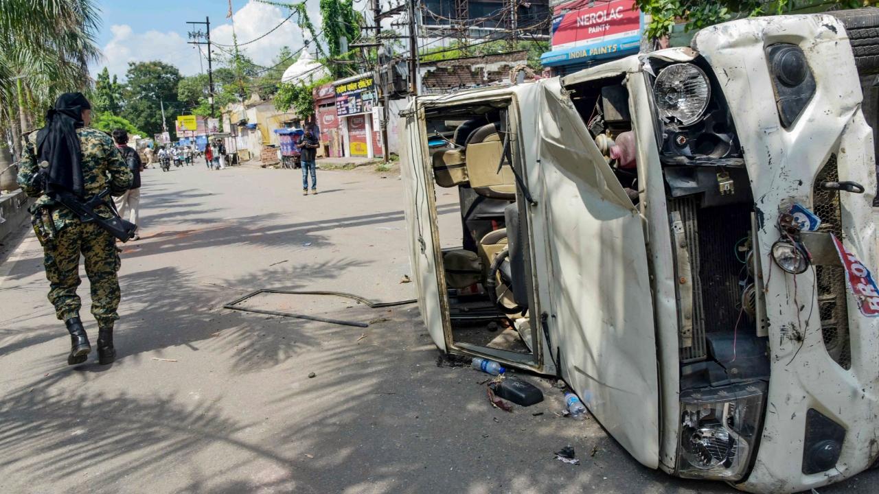 Students block roads and overturn a police vehicle near Tilkamanjhi crossing in Bhagalpur after a protest march turns violent. Police later disperse the crowd and detain several individuals. Students block roads and overturn a police vehicle near Tilkamanjhi crossing in Bhagalpur after a protest march turns violent. Police later disperse the crowd and detain several individuals.