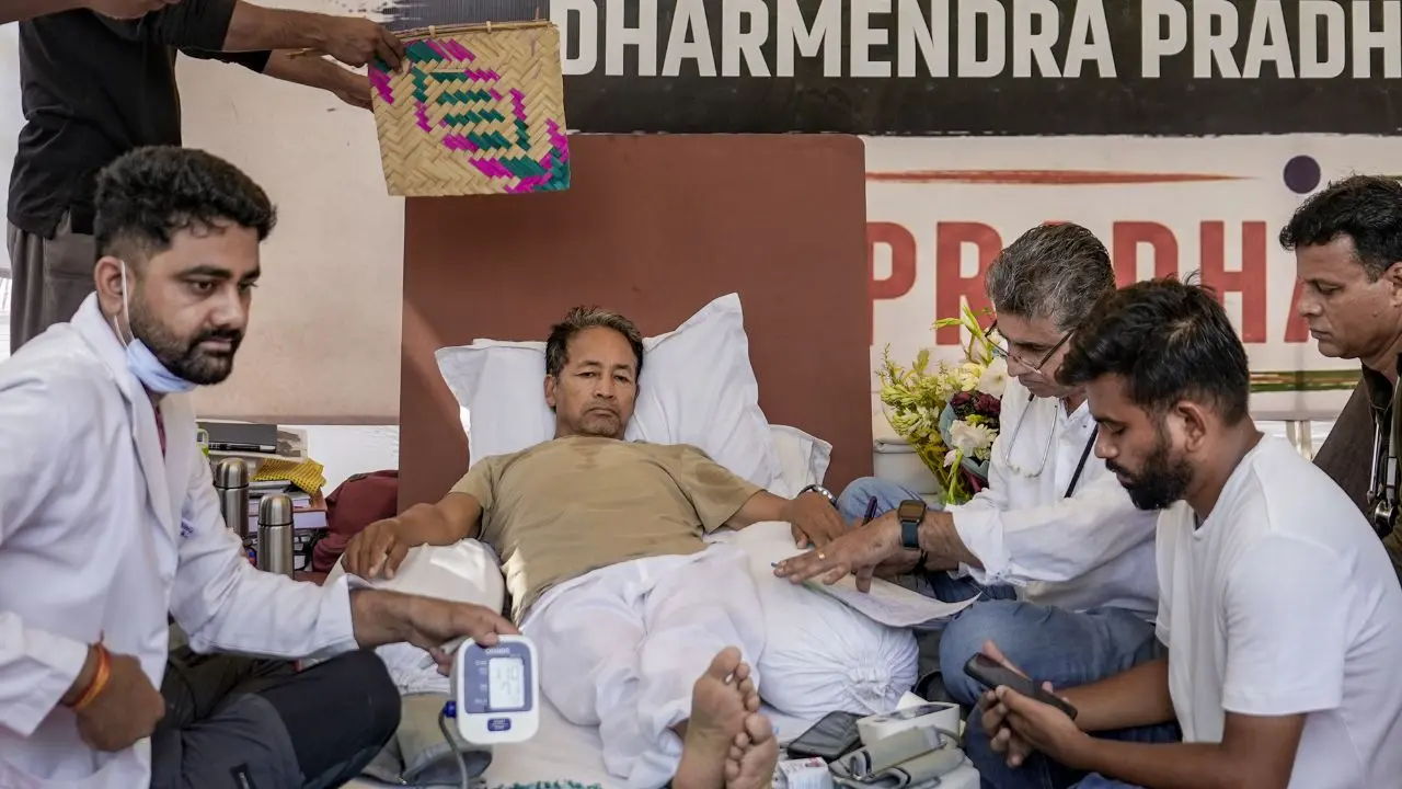 CJP to hold youth protest at Azad Maidan on Thursday; AAP extends support Climate activist Sonam Wangchuk being attended by medical professionals as Cockroach Janata Party (CJP) founder Abhijeet Dipke looks on during a protest at Jantar Mantar, in New Delhi, on Wednesday. PIC/PTI