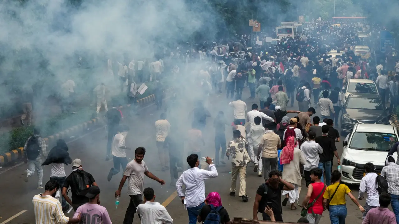 Over 50 cops and protesters injured; 100 detained during 'Chalo Sansad' march The heavy police deployment also led to significant traffic congestion across central Delhi. Pic/PTI