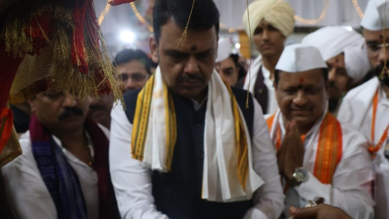 Maharashtra CM Fadnavis performs palkhi puja at Pune temple