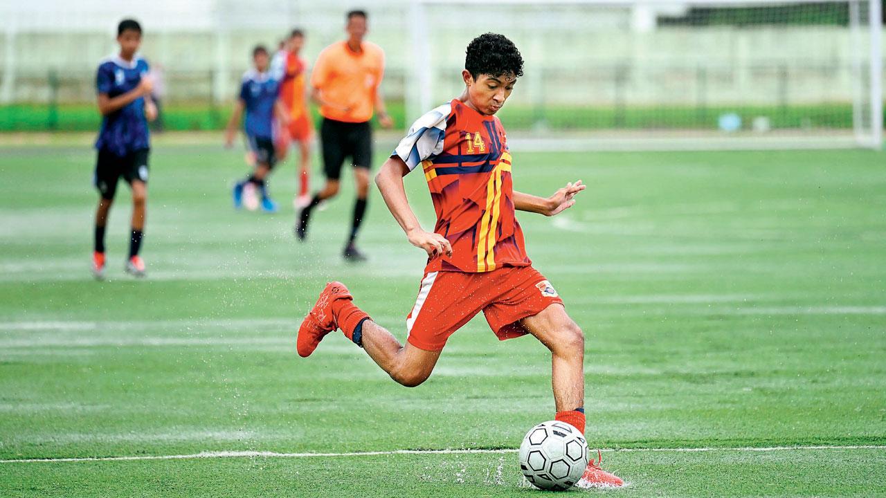 Campion edge out Don Bosco ‘B’ 1-0 to enter Div-II quarters Campion’s Darren D’Souza shoots to score against Don Bosco on Tuesday. Pic/Atul Kamble