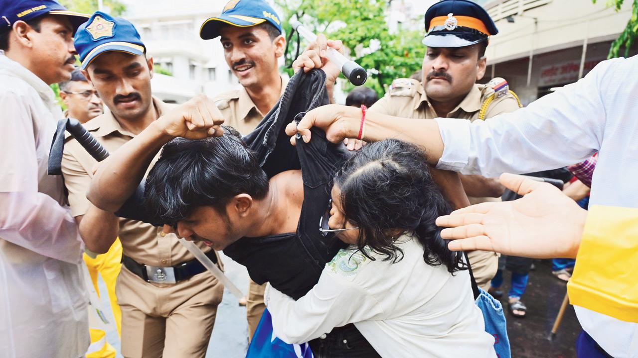 Legal notice issued over police action during Dadar protest Police officers attempt to detain protesters at Chaityabhoomi in Dadar West on July 20. PIC/SHADAB KHAN