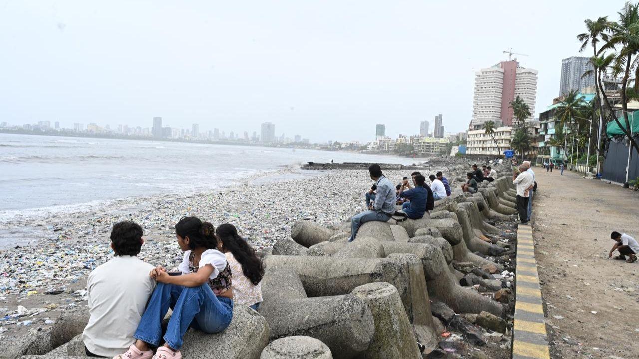 Every monsoon, high tides in Mumbai push large quantities of plastic waste, single-use items, and urban debris back onto the city&rsquo;s beaches, including Dadar Chowpatty