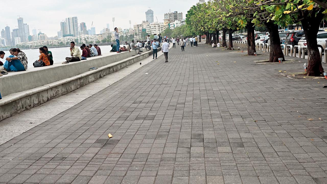 Mumbai's best footpaths: Three places where walking is a pleasure The spacious Marine Drive promenade footpath. PIC/SAYYED SAMEER ABEDI