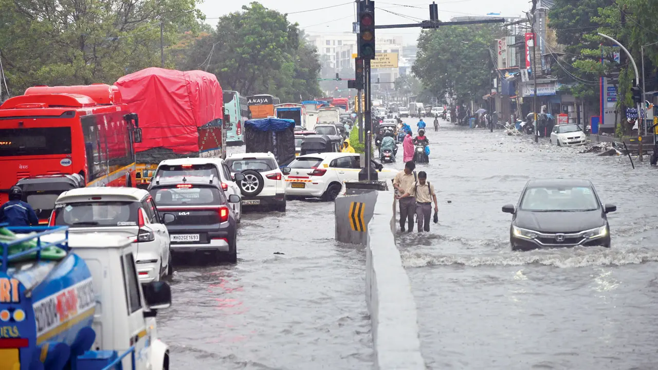 Mumbai monsoon: Heavy rain in short bursts signals new normal for city Waterlogging is witnessed on Lal Bahadur Shastri Marg on July 4, when heavy showers lashed the city. Pic/Sayyed Sameer Abedi