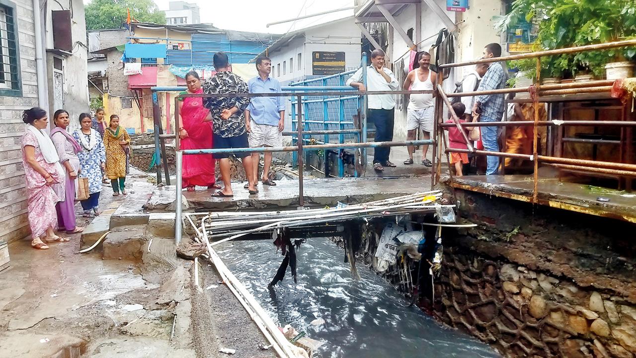 Search on for Malad man swept into overflowing drain in Mumbai The drain in Kurar, where the search for the missing Malad resident is underway. Pics/By Special Arrangement