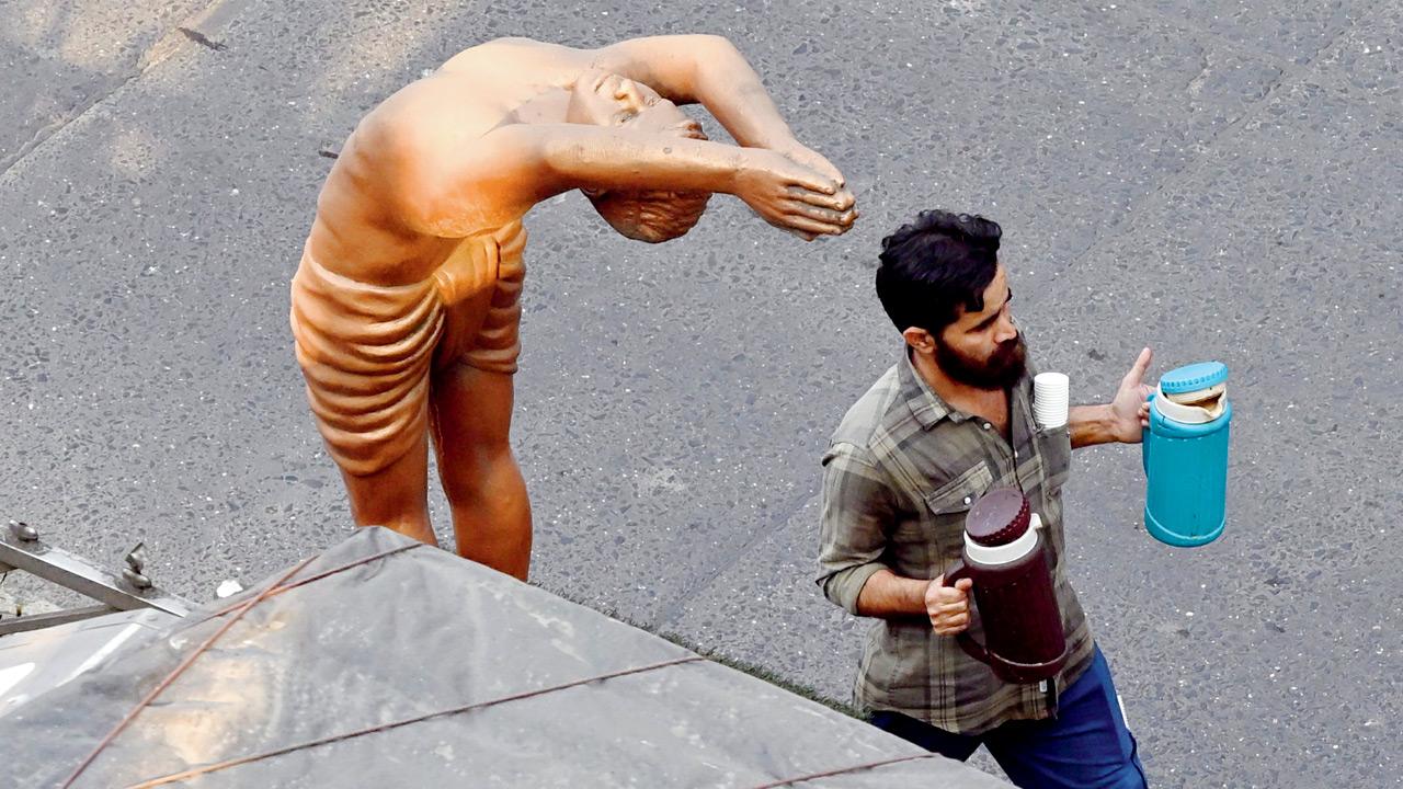 Bend it like Beckham, or do the Mumbai Cool-asana, like this sculpture portrays. Pic/SAYYED SAMEER ABEDI Bend it like Beckham, or do the Mumbai Cool-asana, like this sculpture portrays. Pic/SAYYED SAMEER ABEDI