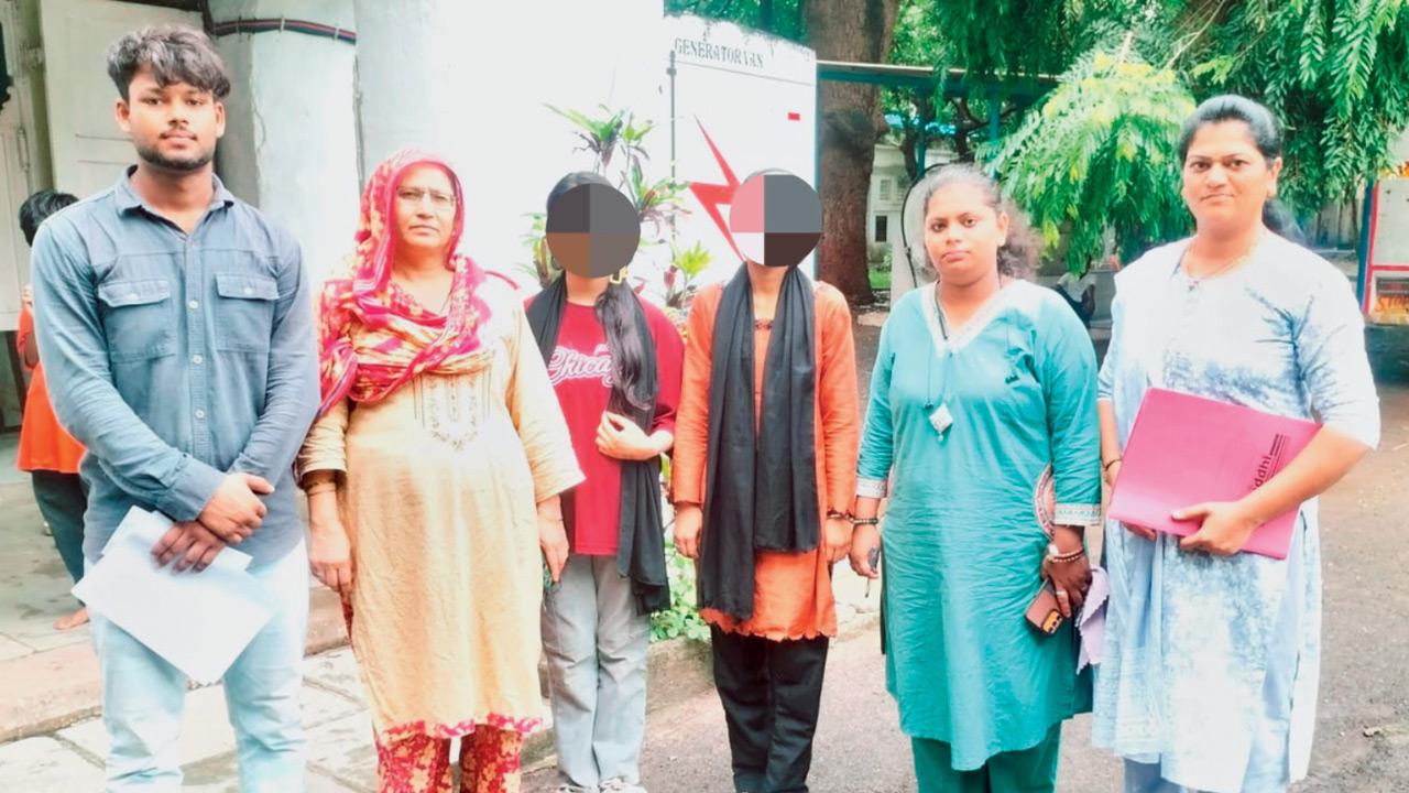 Two missing UP girls rescued near Bandra Terminus (From Right) Officers from Nirmal Nagar police station hand over the missing girls (middle) to their relatives. Pic/By Special Arrangement