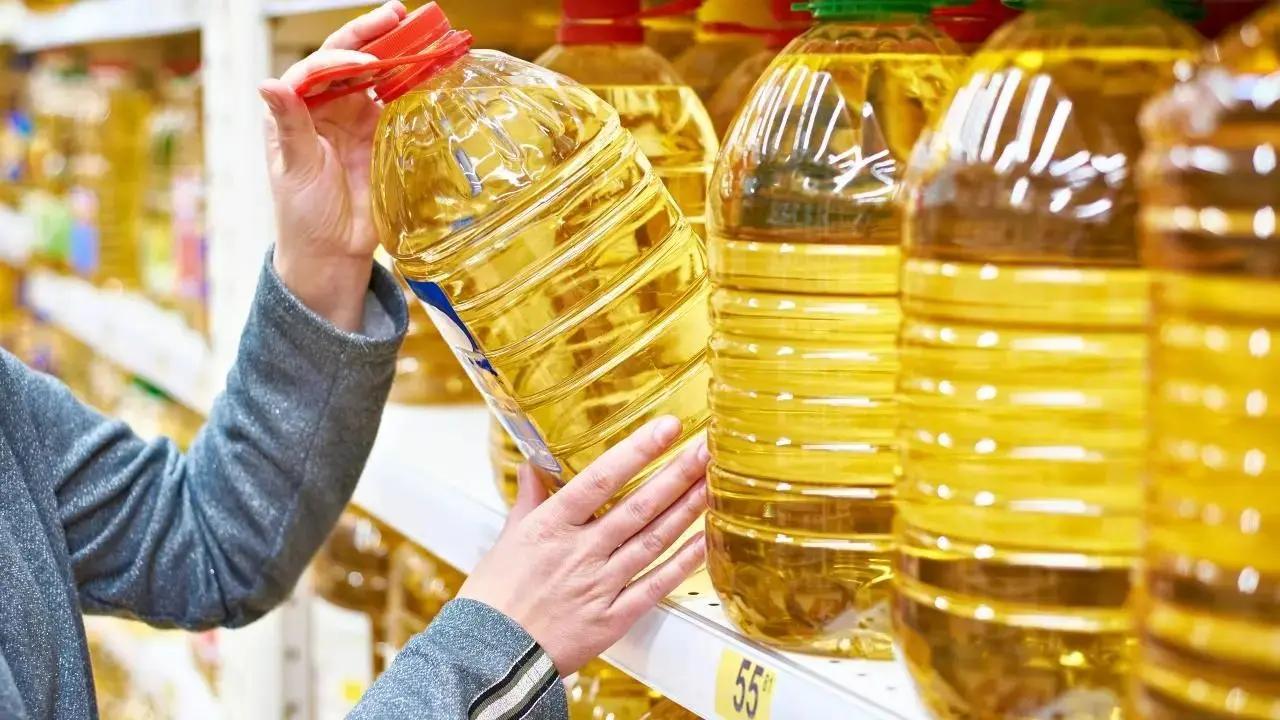 India's vegetable oil imports fall 29% in June to 11.46 lakh tonnes, lowest this oil year Representational Image. File pic.