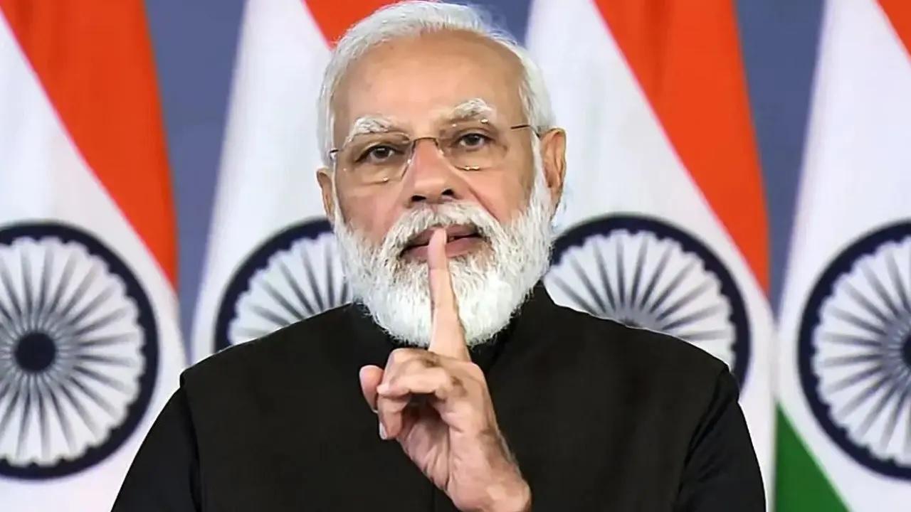 Il Primo Ministro Narendra Modi saluta il Dalai Lama nel giorno del suo 91esimo compleanno