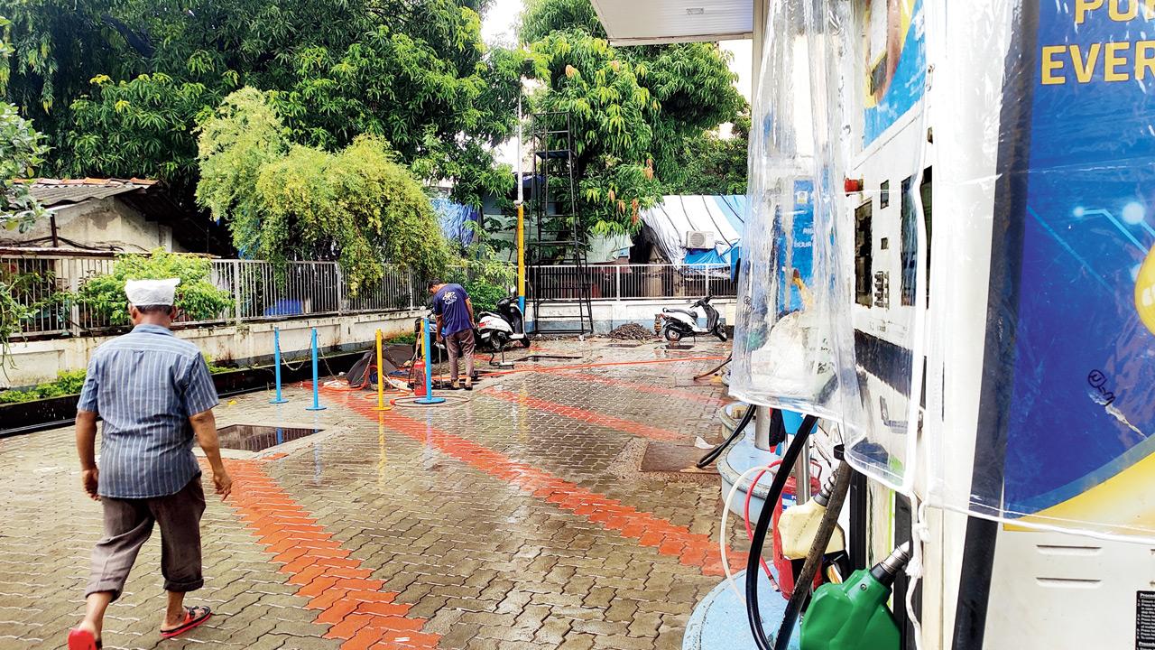 Waterlogging contaminates fuel tank at Jogeshwari petrol pump, two pumps shut A worker pumps out contaminated fuel from the affected tank. PIC/SARTHAK MEHTA