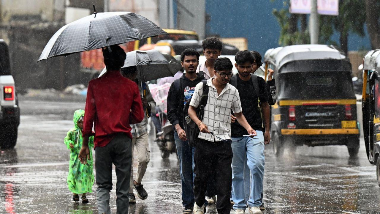 Across the Mumbai Metropolitan Region (MMR), Thane and Raigad have been placed under an orange alert on Thursday, with the IMD forecasting heavy to very heavy rainfall at a few places, accompanied by thunderstorms, lightning and gusty winds.&nbsp;Similar weather conditions are likely to persist on Friday, with strong winds reaching 50-60 kmph and gusting up to 70 kmph