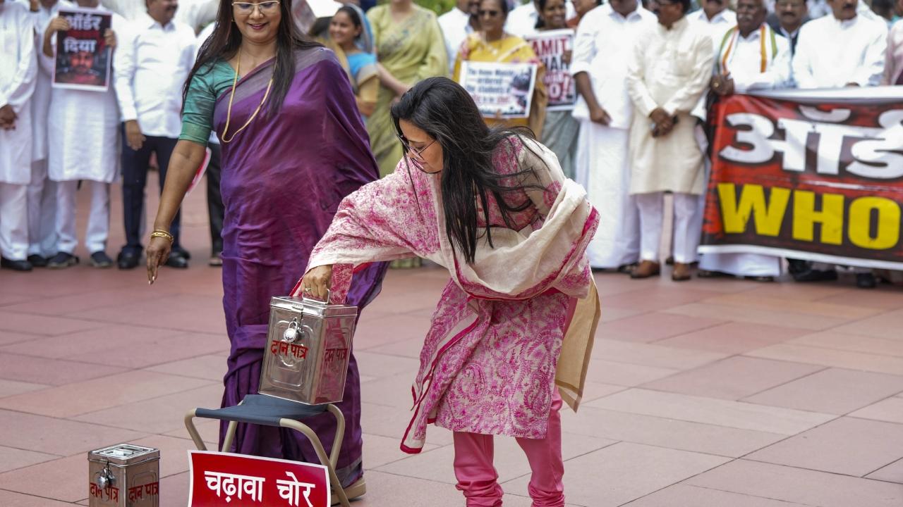 The MPs shouted slogans such as ''chadhawa chor, gaddi chor'', ''grih mantri sadan mein aao'' and ''who gave the order'' were raised by the lawmakers