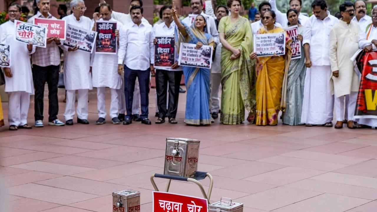 The MPs also kept a donation box with them and they were seen putting money inside it to symbolise the alleged theft of donations at the Ram temple