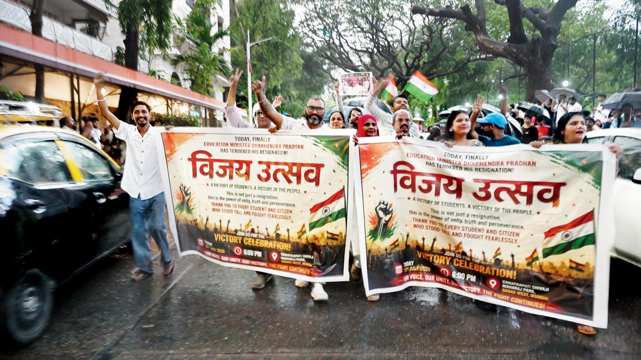 Mumbai Police beef up security for Shivaji Park Tiranga March The atmosphere at Shivaji Park in Dadar has shifted from intense protest to widespread celebration following Union Education Minister Dharmendra Pradhan’s resignation on Saturday. Pics/Atul Kamble