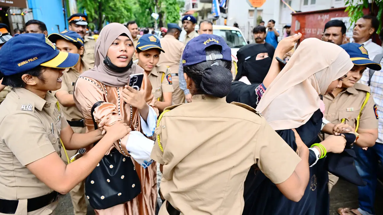 Zero FIRs against student protesters spark legal concerns Police clear student protesters from Chaityabhoomi in Dadar West on Monday. PIC/SHADAB KHAN