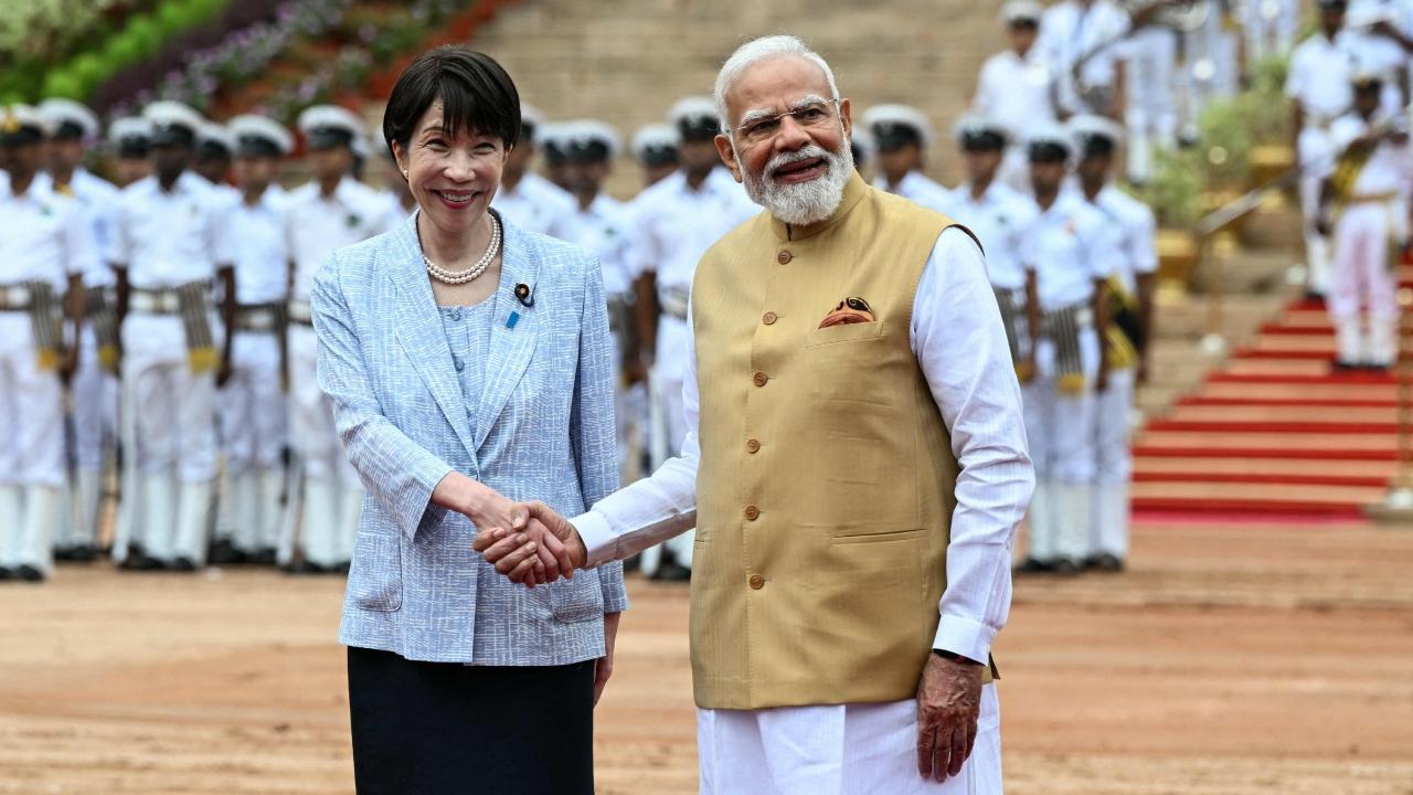 The two prime ministers shook hands and posed for photographs after the ceremonial reception at Rashtrapati Bhavan.