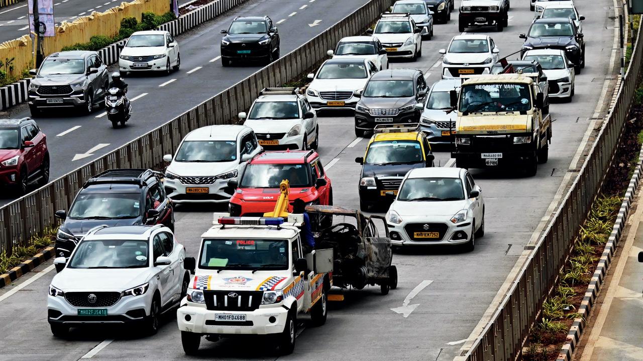 Experts urge public awareness after Mumbai Coastal Road tunnel fire Traffic on the Coastal Road is disrupted after a fire broke out in a car in the southbound tunnel on Wednesday. Pic/By Special Arrangement