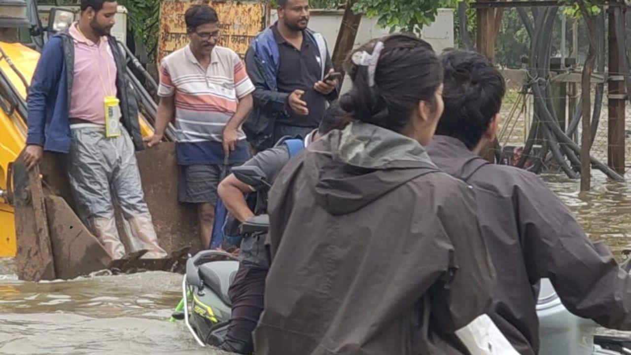 Over the past 24 hours, the Vasai-Virar Municipal Corporation (VVMC) area recorded a staggering 215 mm of rainfall, pushing the region into a flood-like situation