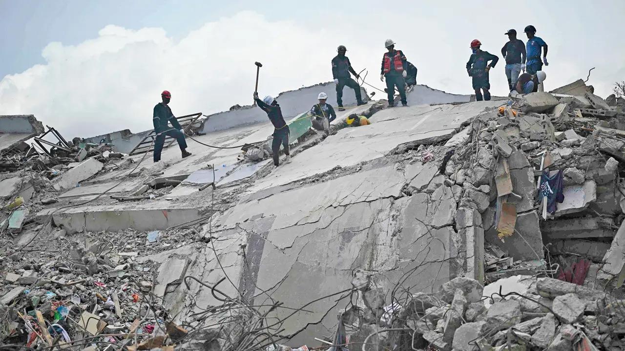 Venezuela earthquake death toll rises to 4,333 Rescue workers operate amid the rubble of collapsed buildings in Catia La Mar, La Guaira state, Venezuela. PIC/AFP