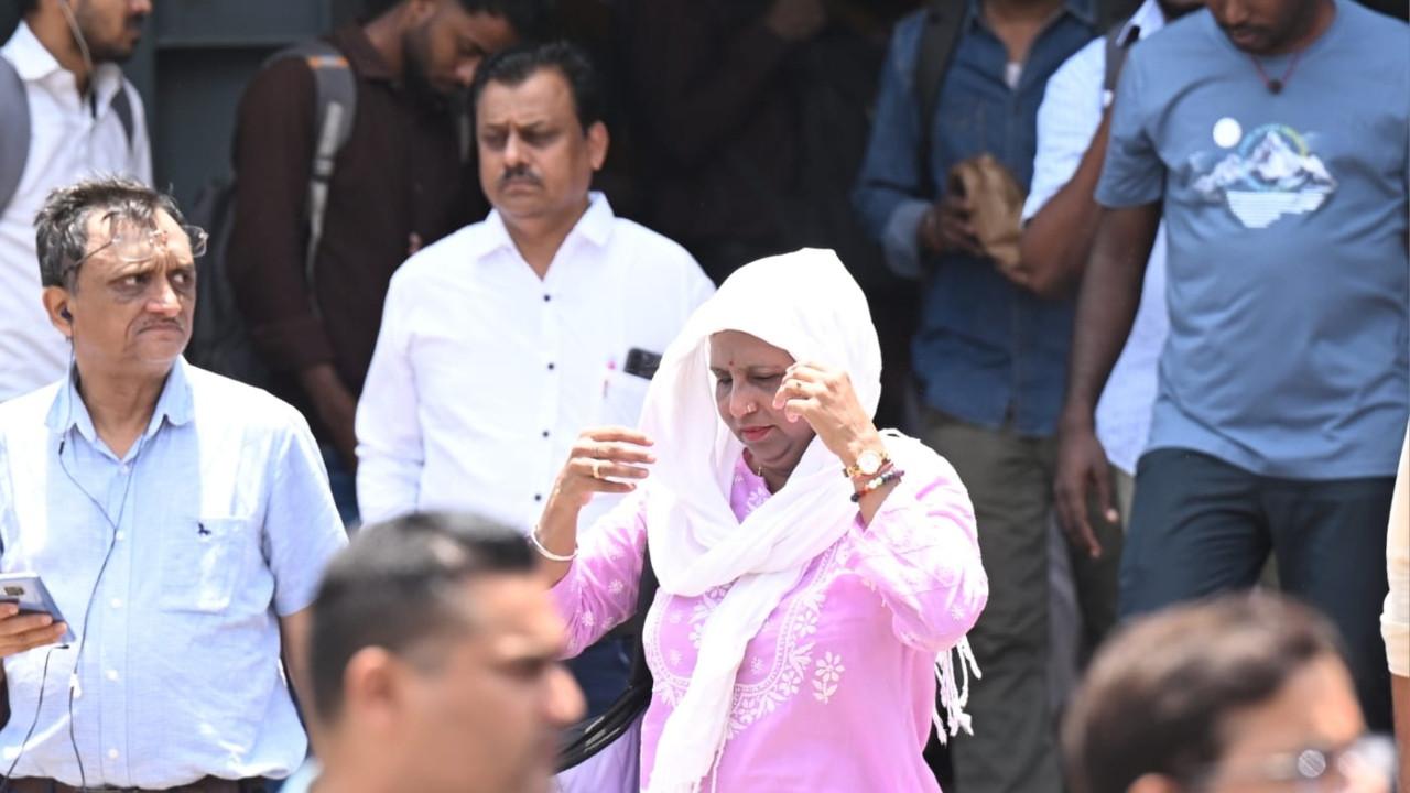 IN PHOTOS: Mumbai swelters as rains takes break Mumbai is expected to remain dry or witness light rains over the next five days, according to the India Meteorological Department (IMD). Pics/Satej Shinde