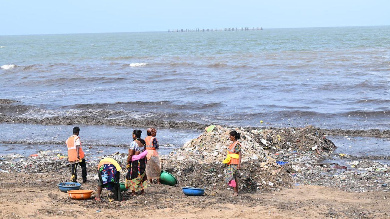 Juhu Beach has frequently faced challenges related to plastic pollution, with discarded bottles, packaging materials, food wrappers and other single-use plastic items contributing to environmental concerns