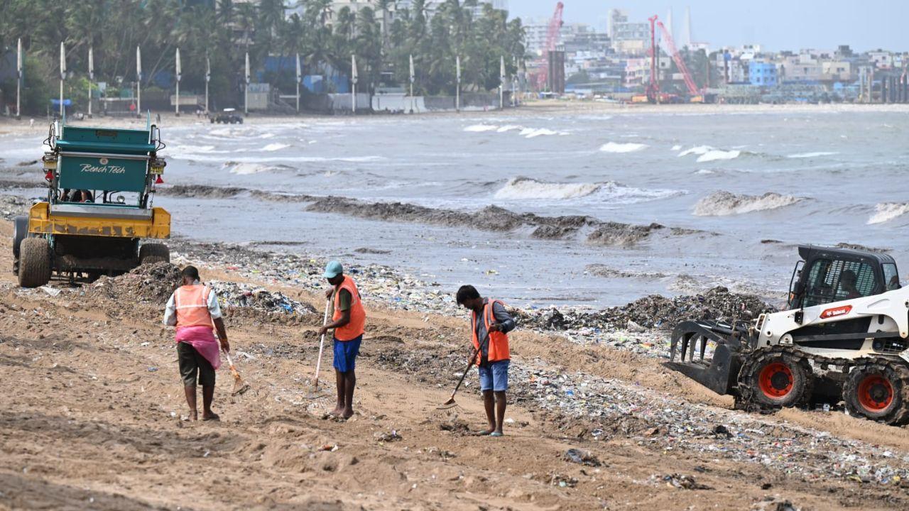 Workers were seen segregating and collecting plastic materials spread across the sandy stretch before loading the waste for transportation. The use of machinery helped speed up the removal process, especially in areas where large piles of waste had gathered