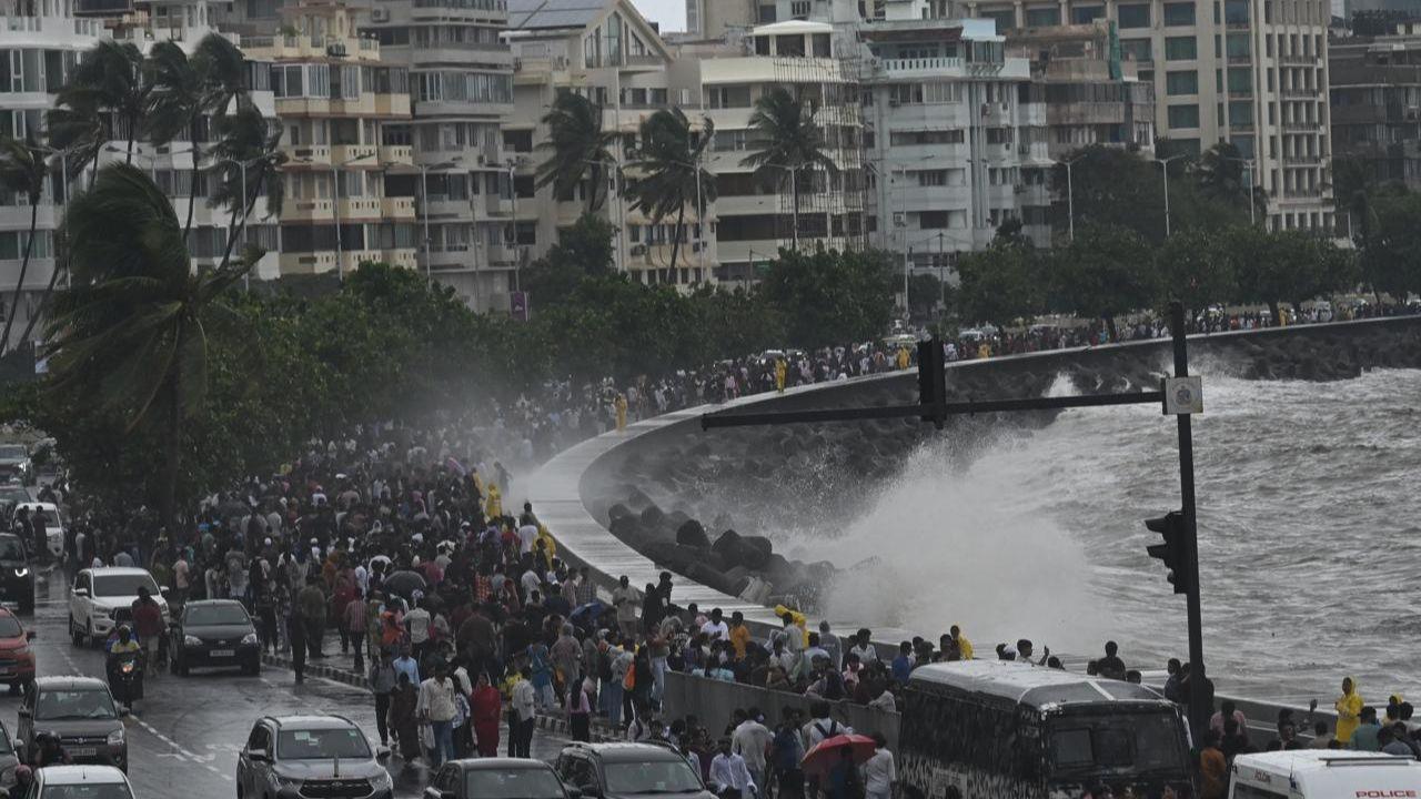Red alert in Mumbai as torrential rain and gusty winds lash city for 24 hours The sharp rainfall activity indicates sustained monsoon intensity over Mumbai and its suburbs. Pic/ Atul Kamble