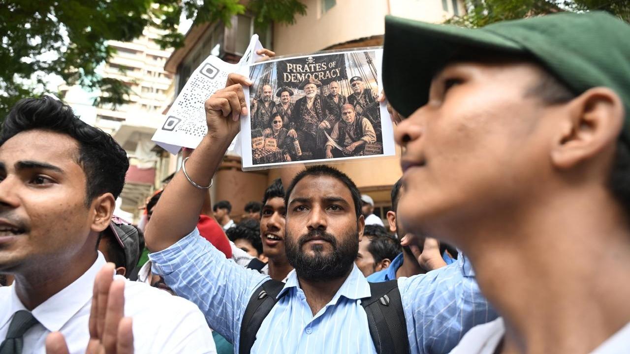 The agitation was held amid the ongoing protests led by the CJP in Delhi, Mumbai and other parts of the country over exam irregularities