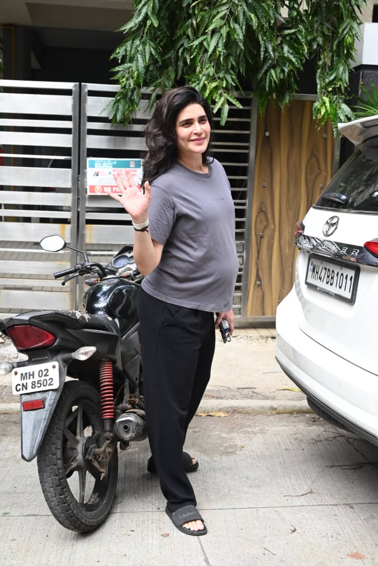 Karishma Tanna flaunts her baby bump as she gets spotted in the city while going to the gym. Karishma keeps it casual with a loose tshirt and pants