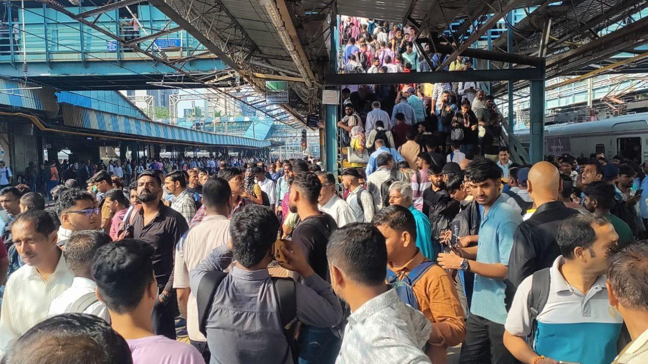 Western Railway services during the morning rush hour on Friday disrupted between Andheri and Churchgate stations (Pic/Nascimento Pinto)