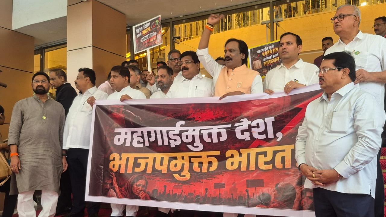 Opposition protests in Maharashtra Assembly over inflation and LPG price hike Pic/Special Arrangement