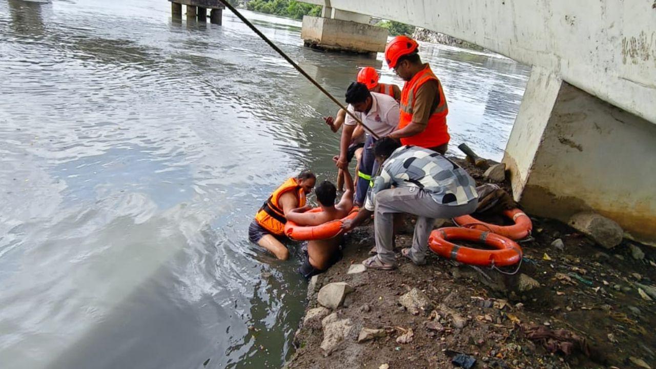 IN PHOTOS: Thane fire brigade rescues 30-year-old man from drowning A 30-year-old man was rescued from drowning in a creek near Kalwa New Bridge in Thane on Tuesday