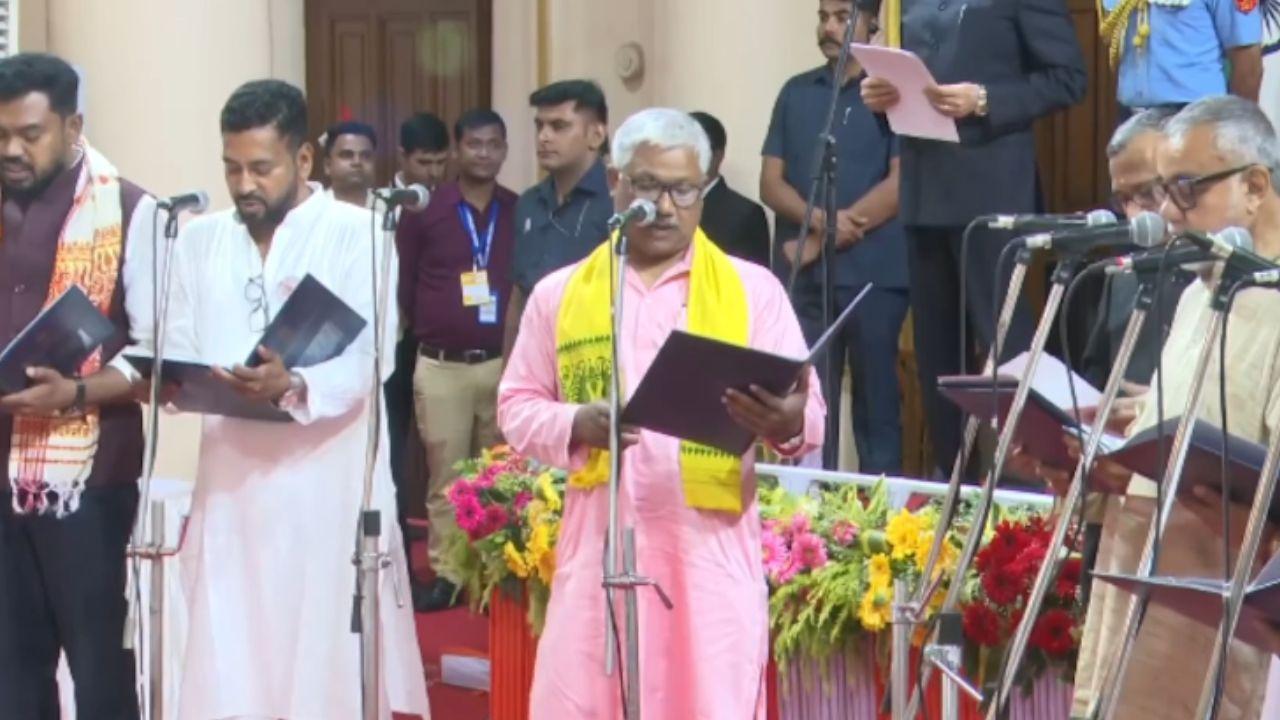 The 35 new ministers include 13 cabinet ministers&mdash; Deepak Barman, Tapas Roy, Dr Shankar Ghosh, Manoj Kumar Oraon, Arjun Singh, Gouri Shankar Ghosh, Swapan Dasgupta, Jagannath Chattopadhyay, Kalyan Chakraborty, Ajay Poddar, Dr Saradwat Mukherjee, Dudh Kumar Mondal and Anup Kumar Das