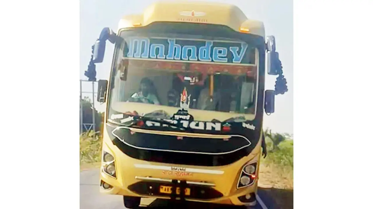 The Rajasthan-bound bus on which the missing 16-year-old girl was travelling before she was traced and rescued by Mumbai Police during an interstate search operation. Pics/By Special Arrangement