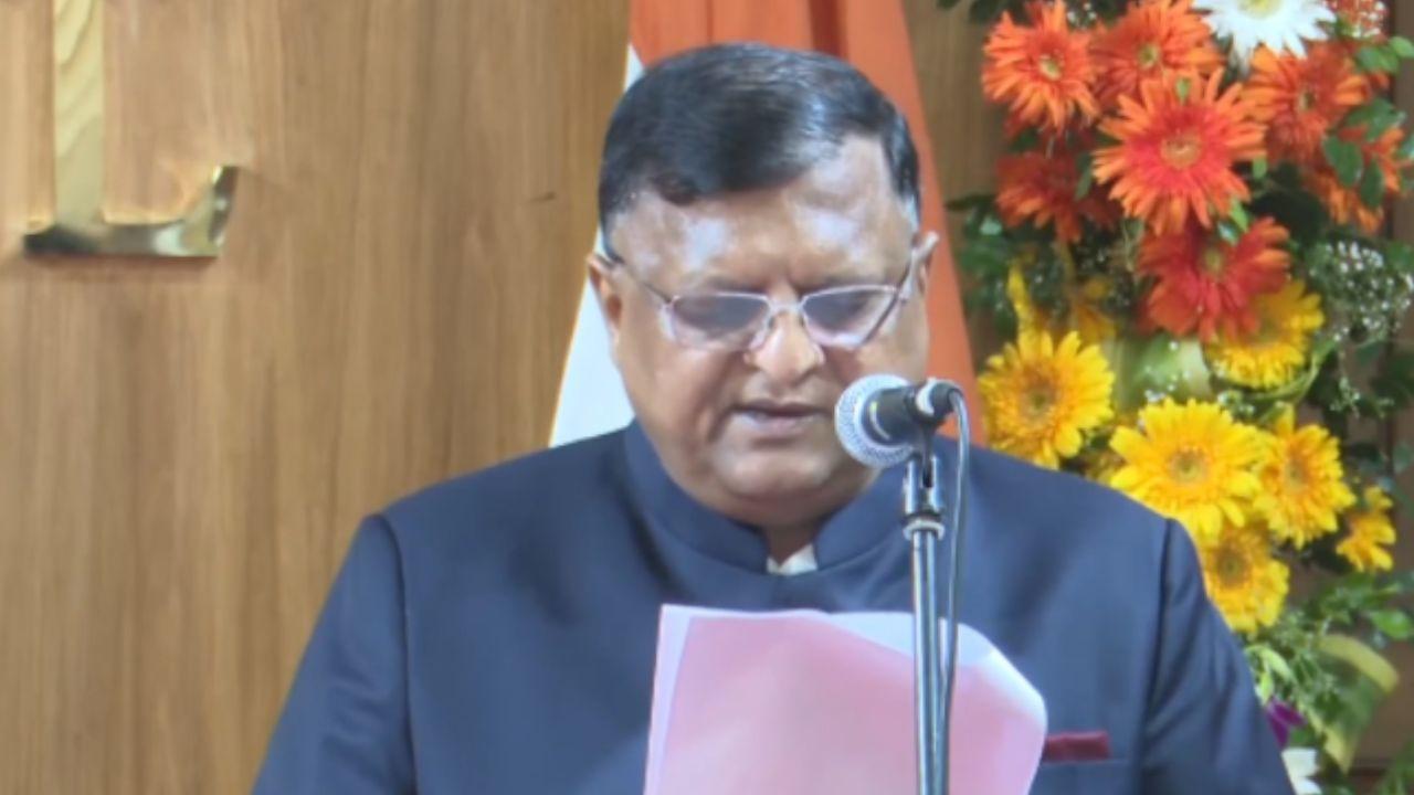 At a colourful programme at Lok Sabha in Kolkata, which started exactly at 11 a.m., the swearing-in ceremony began with the Chief Secretary, Manoj Kumar Agarwal, reading out the names of the newly inducted ministers one after another